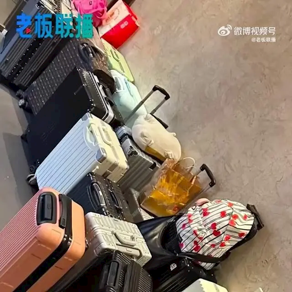 今年的五一疯了吗？第一批游客把长沙堵紫了 海底捞门店睡满人致无法用餐